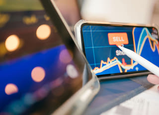 Analyste multi-marchés examinant les possibilités sur Bitcoin, Ethereum et le forex